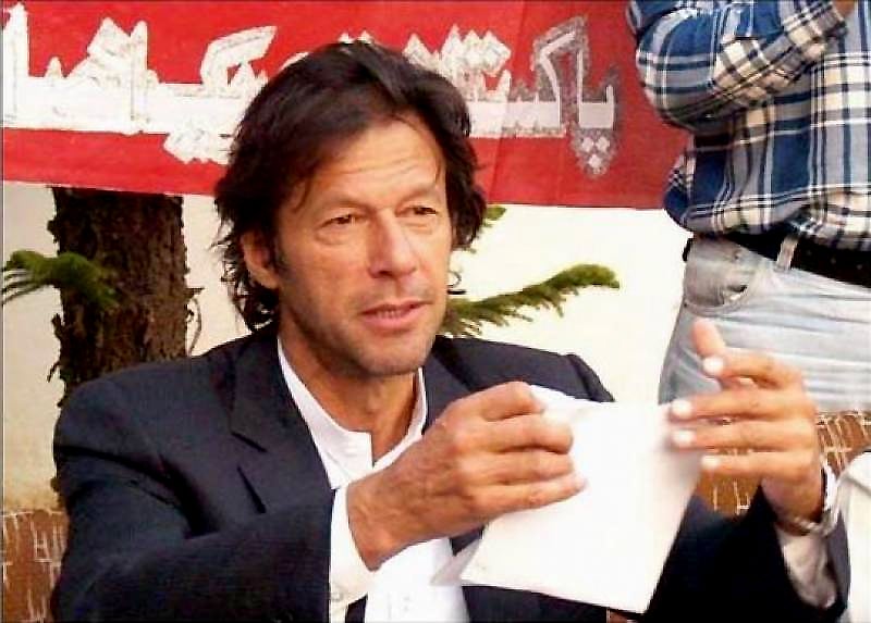 عمران خان 2008 کے انتخابات کے لیے اپنے کاغذاتِ نامزدگی پھاڑ کر بائیکاٹ کا اعلان کرتے ہوئے۔ — فوٹو اے ایف پی۔