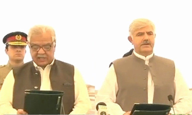 محمود خان نے وزیراعلیٰ   خیبرپختوانخوا کے عہدے کا حلف اٹھایا &mdash;فوٹو ڈان نیوز
