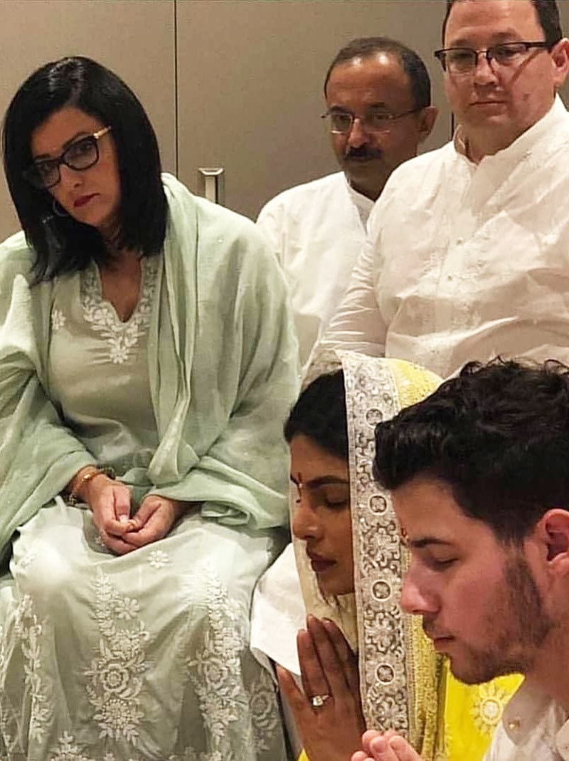 نک جونس کا بھائی اور بھابھی بھی دیسے لباس میں نظر آئے—فوٹو: وائرل بھیانی انسٹاگرام