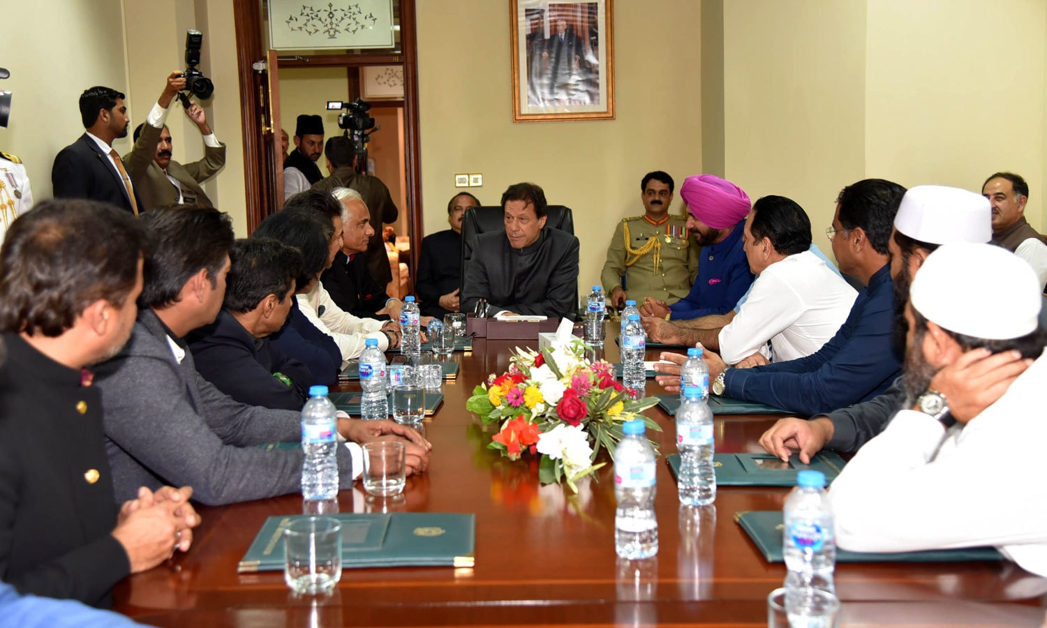 عمران خان نے سابق بھارتی کرکٹر نوجوت سنگھ سدھو اور 1992 ورلڈ کی فاتح پاکستانی ٹیم کے کھلاڑیوں سے ملاقات بھی کی &mdash; فوٹو: بشکریہ پی آئی ڈی