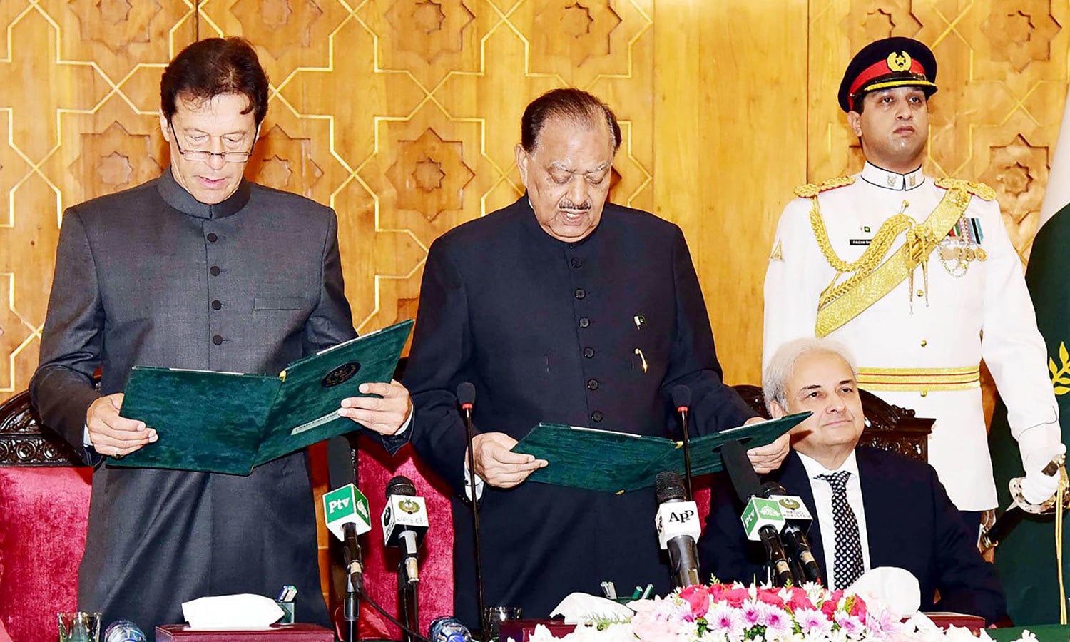 تقریب حلف برداری میں سابق نگراں وزیر اعظم بھی موجود تھے &mdash; فوٹو: اے ایف پی