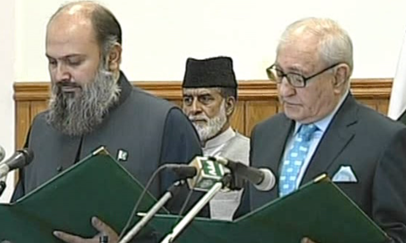 Jam Kamal Khan being administered the oath for the office of Balochistan chief minister. —DawnNewsTV