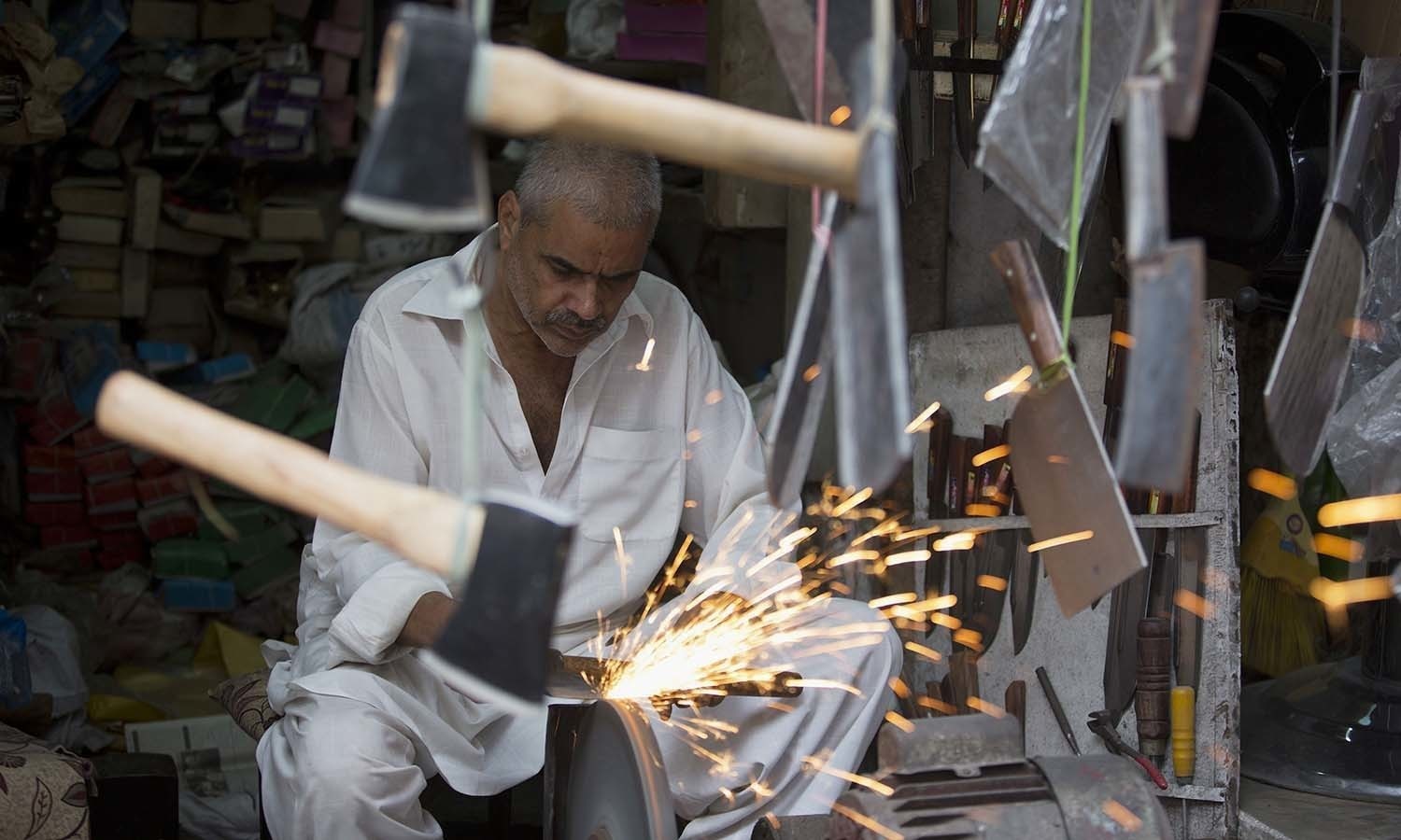 ریٹیل اور ہول سیل مارکیٹوں میں مختلف اقسام کی چھریاں اور چاقو کے اسٹالز لگے ہیں جو بے حد منفرد اور تیز دھار ہیں — فوٹو: پی پی آئی ریٹیل اور ہول سیل مارکیٹوں میں مختلف اقسام کی چھریاں اور چاقو کے اسٹالز لگے ہیں جو بے حد منفرد اور تیز دھار ہیں — فوٹو: پی پی آئی