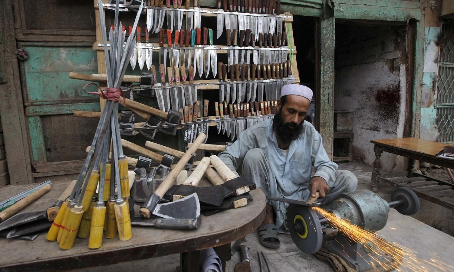 دکانداروں کے مطابق گزشتہ سال کی نسبت اس سال ان اشیاء کی قیمتوں میں 15 سے 20 فیصد کا اضافہ ہوا ہے جس کا سبب مہنگائی اور لوڈشیڈنگ ہے — فوٹو : اے پی دکانداروں کے مطابق گزشتہ سال کی نسبت اس سال ان اشیاء کی قیمتوں میں 15 سے 20 فیصد کا اضافہ ہوا ہے جس کا سبب مہنگائی اور لوڈشیڈنگ ہے — فوٹو : اے پی
