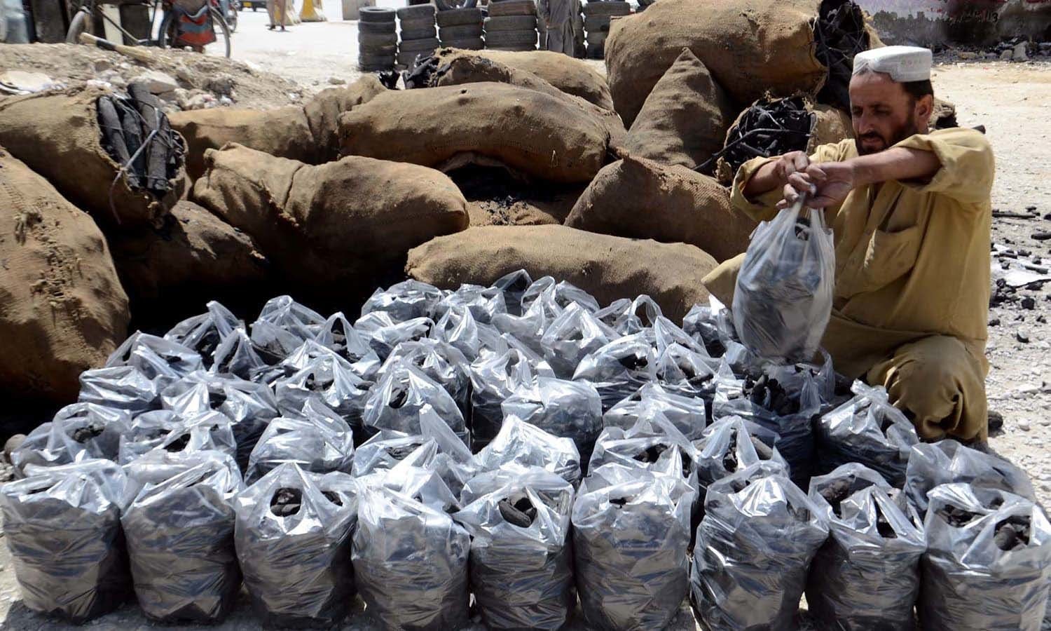 تکے بنانے کے لیے کوئلوں کی خریداری بھی عروج پر ہے جو تکہ پارٹی کا لازمی جز ہے — فوٹو: اے پی تکے بنانے کے لیے کوئلوں کی خریداری بھی عروج پر ہے جو تکہ پارٹی کا لازمی جز ہے — فوٹو: اے پی