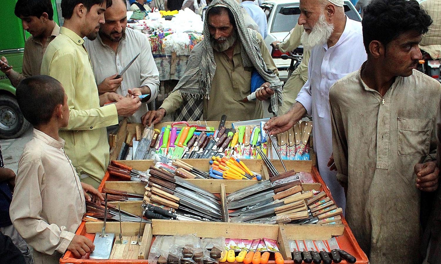 طلب میں اضافے کے سبب ان اشیاء کی مقامی سطح پر تیاری کے علاوہ چین سے بھی درآمد کی جاتی ہیں — فوٹو : آن لائن طلب میں اضافے کے سبب ان اشیاء کی مقامی سطح پر تیاری کے علاوہ چین سے بھی درآمد کی جاتی ہیں — فوٹو : آن لائن