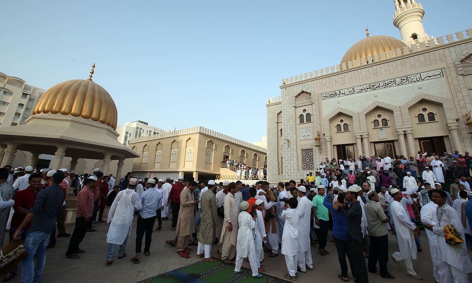 عمان میں عید کے موقع پر ہزاروں افراد نے ایک دوسرے کو عید کی مبارک باد دی —فوٹو/ اے ایف پی