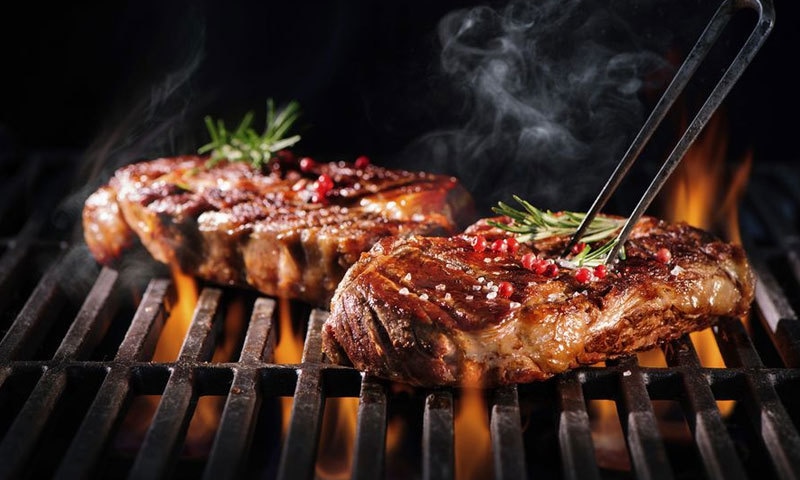 گوشت کو درمیانی آگ پر دیر تک پکانا ہی درست ہے&mdash;فائل فوٹو: 9 کوچ