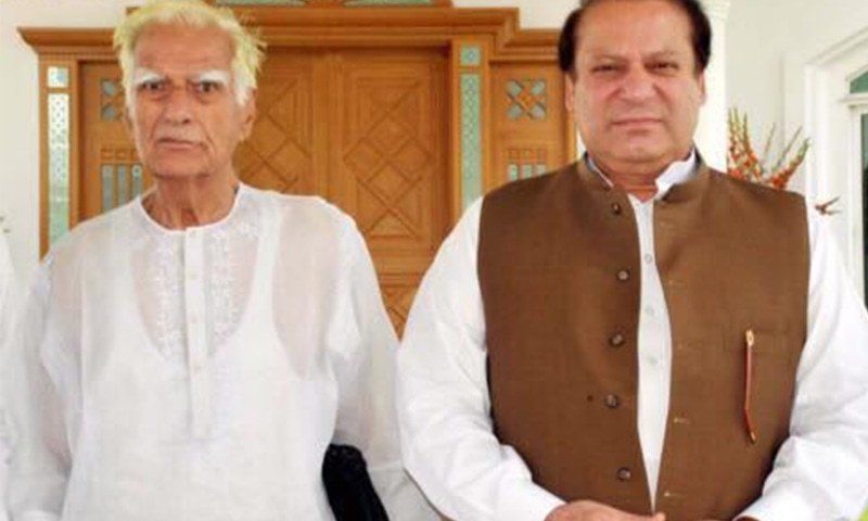 احمد سعید کرمانی سابق وزیرِاعظم نواز شریف کے ہمراہ &mdash; فائل فوٹو 2011