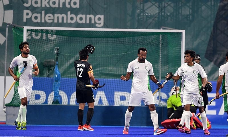 Pakistan's Muhammad Irfan (2R) celebrates with teammates after scoring a goal against Malaysia&mdash; AFP