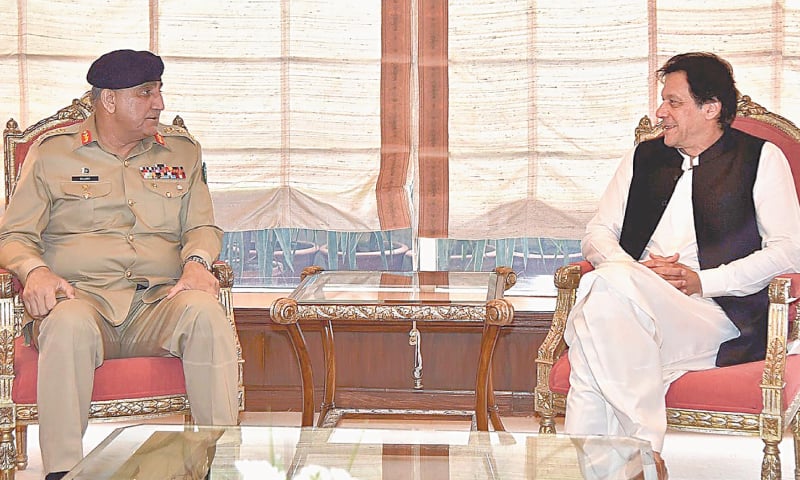 ISLAMABAD: Chief of the Army Staff Gen Qamar Javed Bajwa calls on Prime Minister Imran Khan at PM Office on Monday.—INP