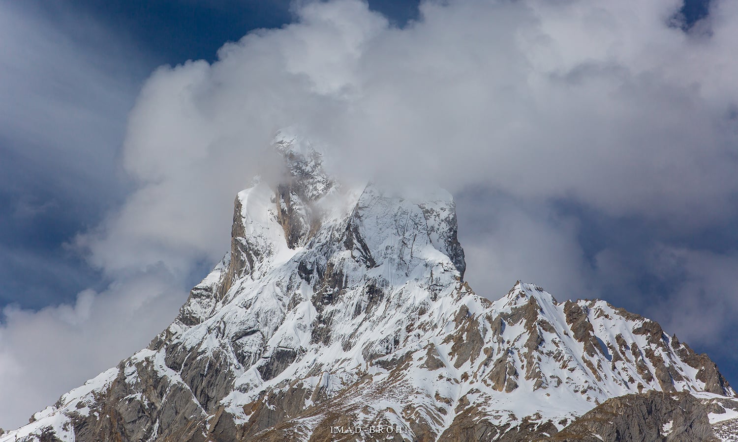 The jagged peak of Bakhordas (5,809m).