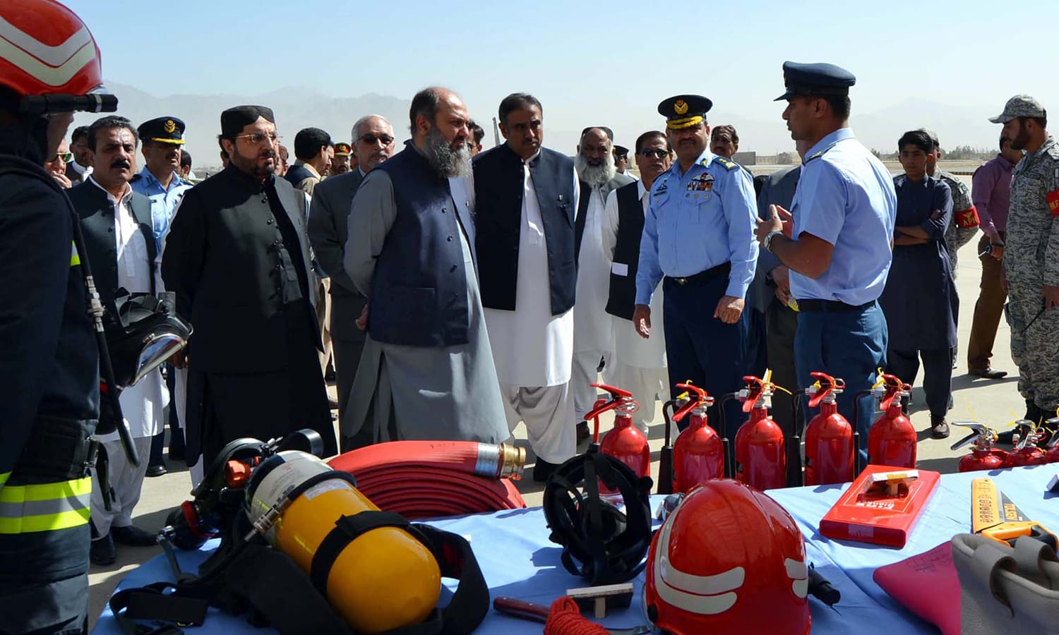 وزیر اعلیٰ بلوچستان جام کمال فوجی تنصیبات کا معائنہ کرتے ہوئے — فوٹو : پی پی آئی