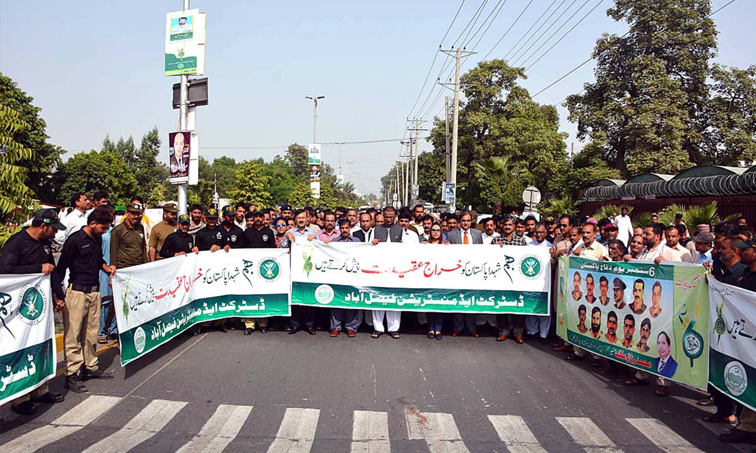 فیصل آباد میں قوم کے شہدا کو خراج تحسین پیش کیا گیا —فوٹو : اے پی پی