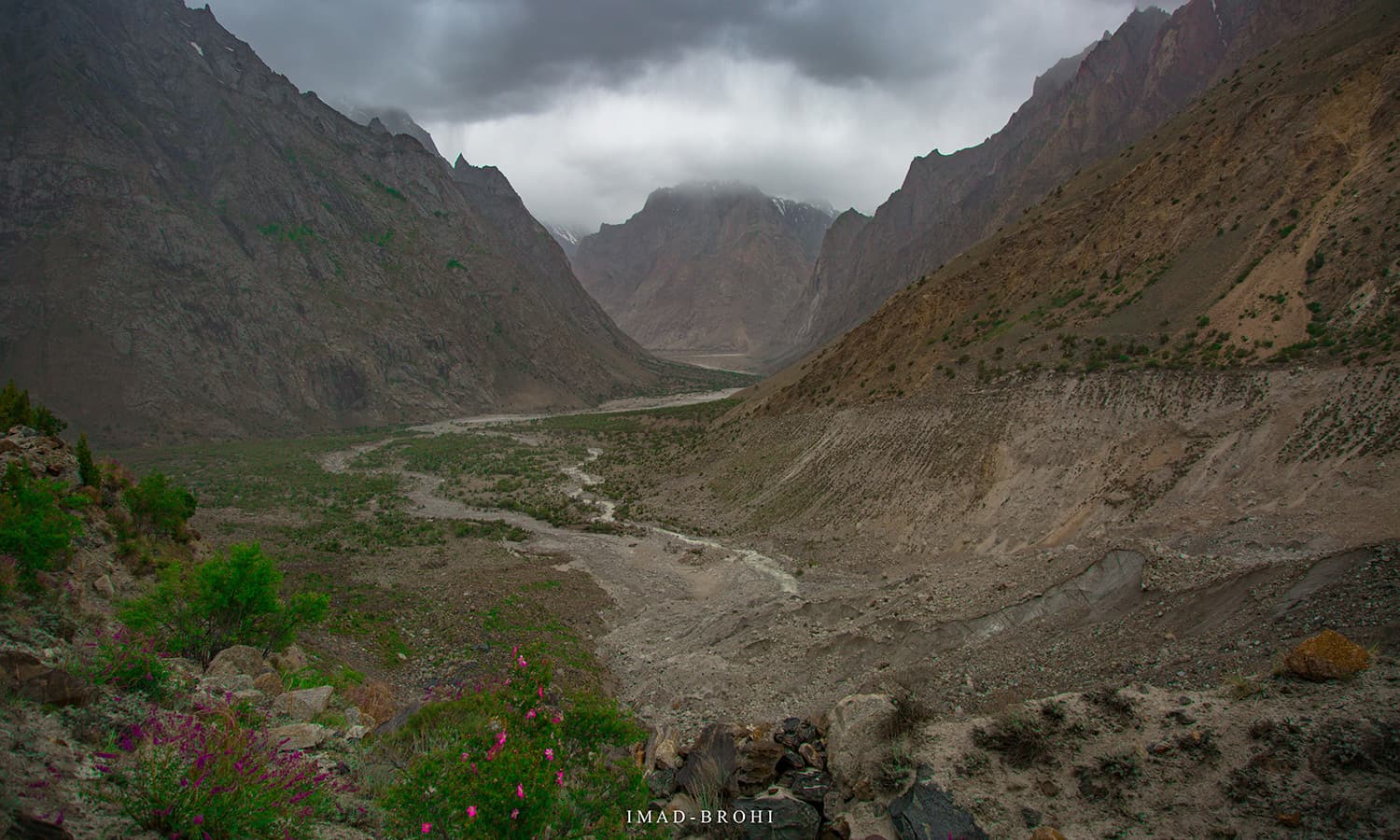 Soon after, Hushe Valley opens up and shows us its full grandeur.