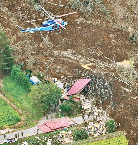 Atsuma (Japan): A police helicopter hovers above the site of a landslide triggered by the earthquake.&mdash;AP