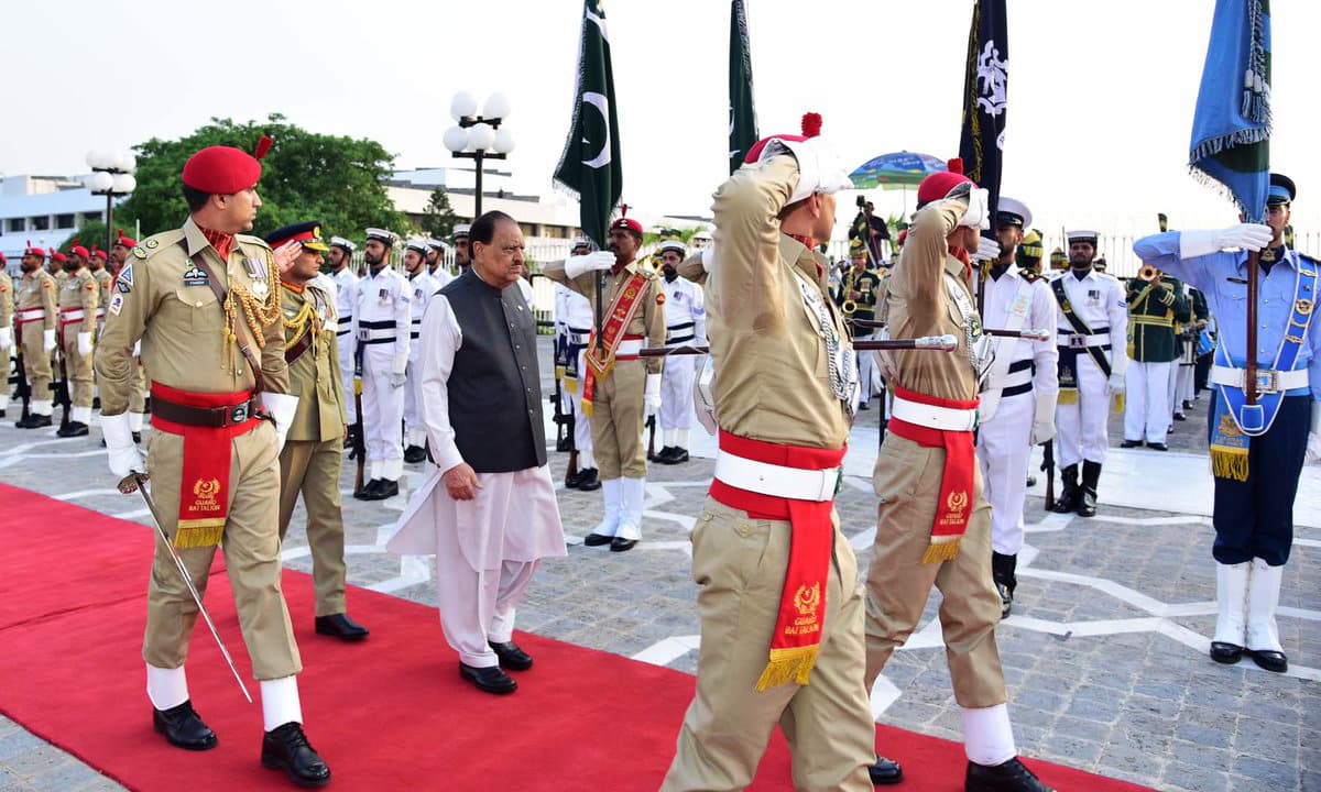 Outgoing President Mamnoon Hussain was given guard of honour by a smartly turned out contingent of the armed forces. —PID