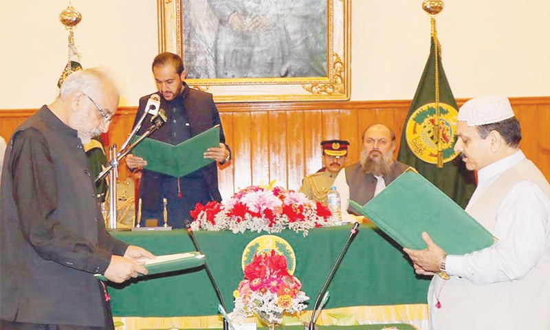 QUETTA: Acting Balochistan Governor Mir Abdul Quddus Bizenjo administers the oath to two newly inducted ministers on Saturday.—INP