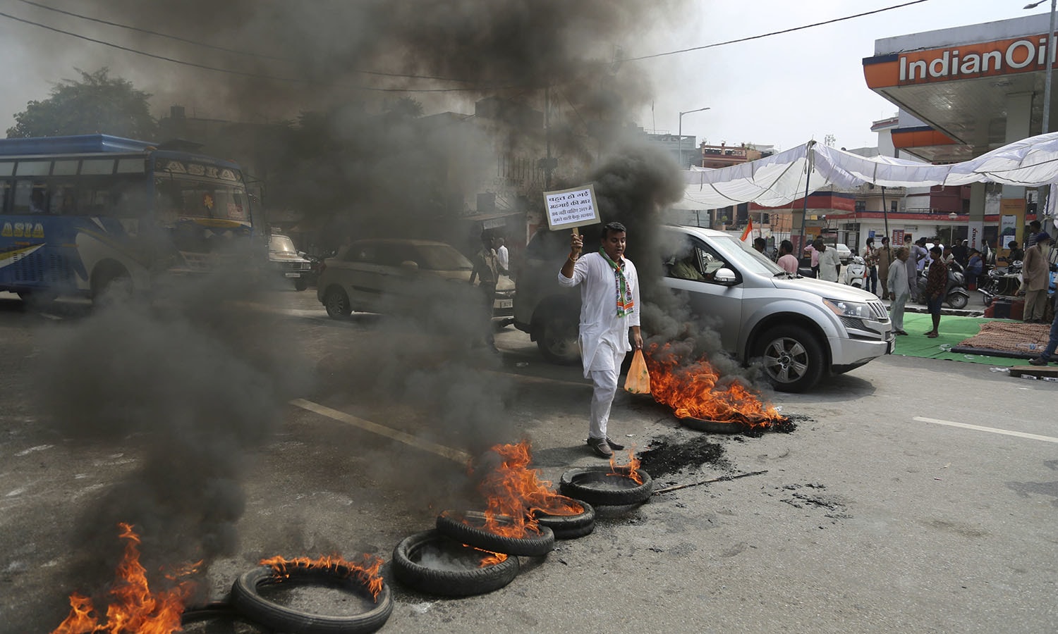 احتجاج کے دوران مظاہرین سڑکوں پر نکل آئے اور انہوں نے نہ صرف ٹریفک بلکہ ٹرینوں کی آمدورفت میں بھی تعطل پیدا کیا اور ٹائر جلا کر حکومت مخالف نعرے بازی کی — فوٹو: اے ایف پی