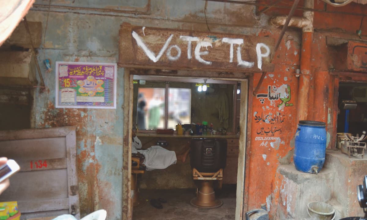 A Tehreek-e-Labbaik Pakistan campaign slogan on a barber shop in Lyari, Karachi | Momina Manzoor Khan