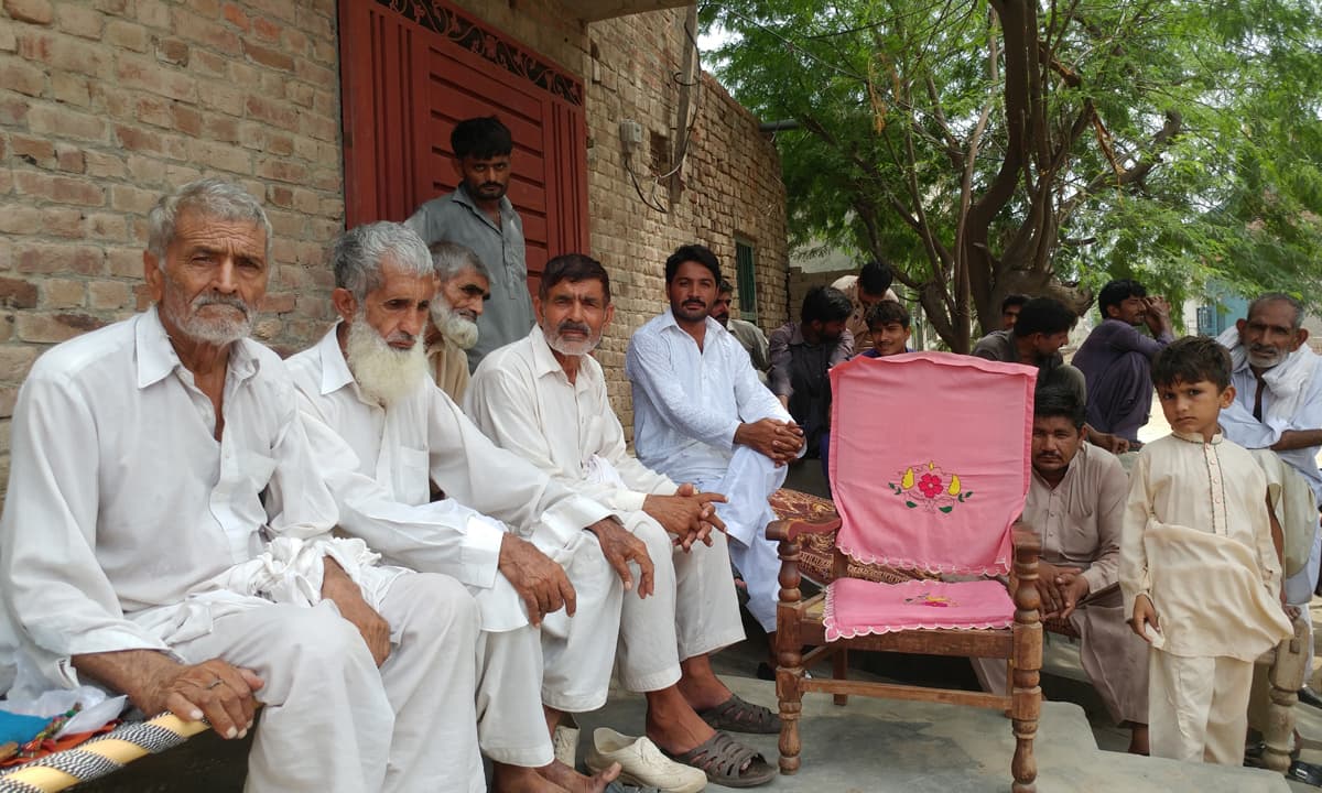 Villagers in Chak 76-5R in Sahiwal