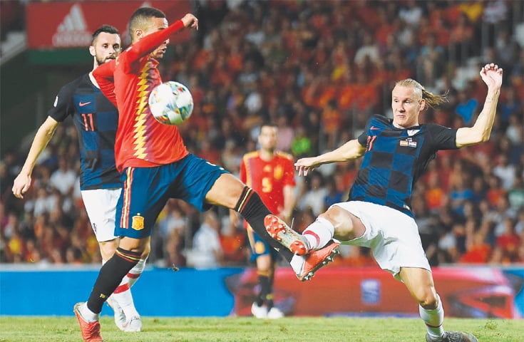 ELCHE: Spain’s Rodrigo Moreno (L) vies with Croatia’s Domagoj Vida during the UEFA Nations League ‘A’ Group ‘4’ match at the Manuel Martinez Valero Stadium.—AFP