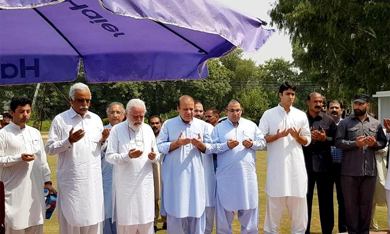 Nawaz offers prayers at Sharif Medical City where he paid a visit on Thursday to oversee arrangements for his late wife's funeral. ─ DawnNewsTV