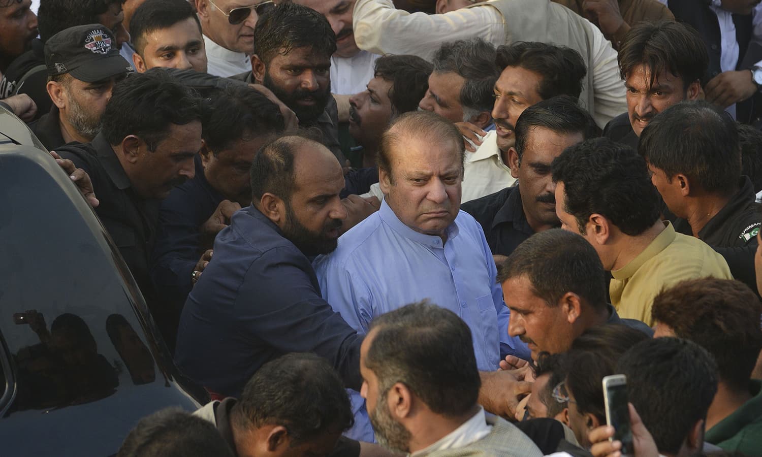 سابق وزیراعظم نواز شریف کو اپنی اہلیہ کی آخری رسومات کی ادائیگی کے لیے پیرول پر رہا کیا گیا ہے—فوٹو :اے ایف پی