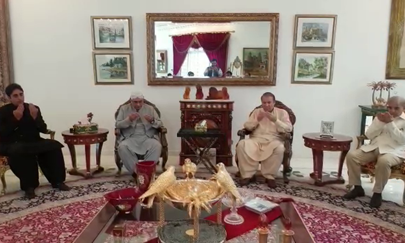 نواز شریف آصف علی زرداری سے ملاقات کر رہے ہیں — فوٹو ڈان نیوز نواز شریف آصف علی زرداری سے ملاقات کر رہے ہیں — فوٹو ڈان نیوز