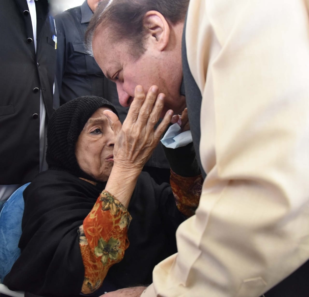 نواز شریف اپنی والدہ سے ملاقات کر رہے ہیں &mdash; فوٹو، عارف ملک