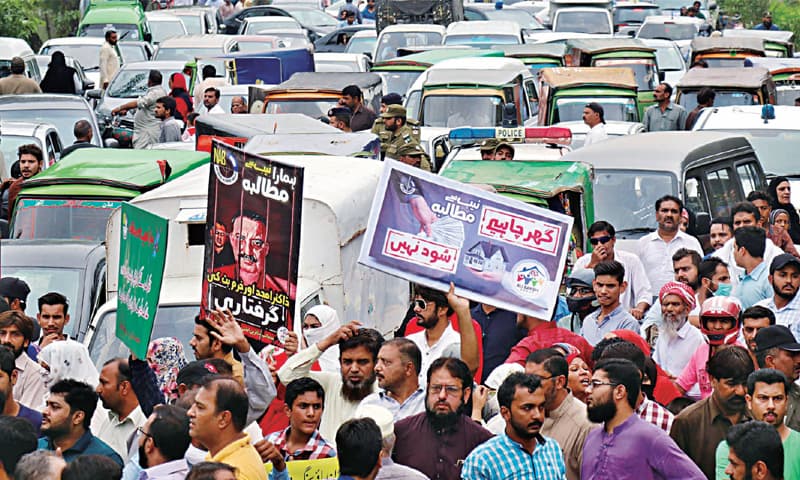 Traffic snarls up outside the Zaman Park residence of Prime Minister Imran Khan during protest by Eden Housing scam victims. — White Star