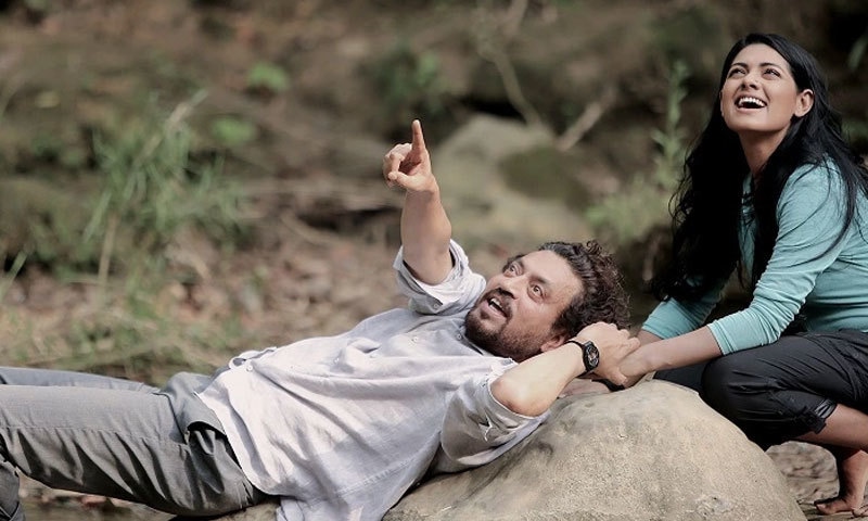 فلم میں عرفان خان اپنی ہی بیٹی کی دوست سے شادی کرتے ہیں&mdash;اسکرین شاٹ