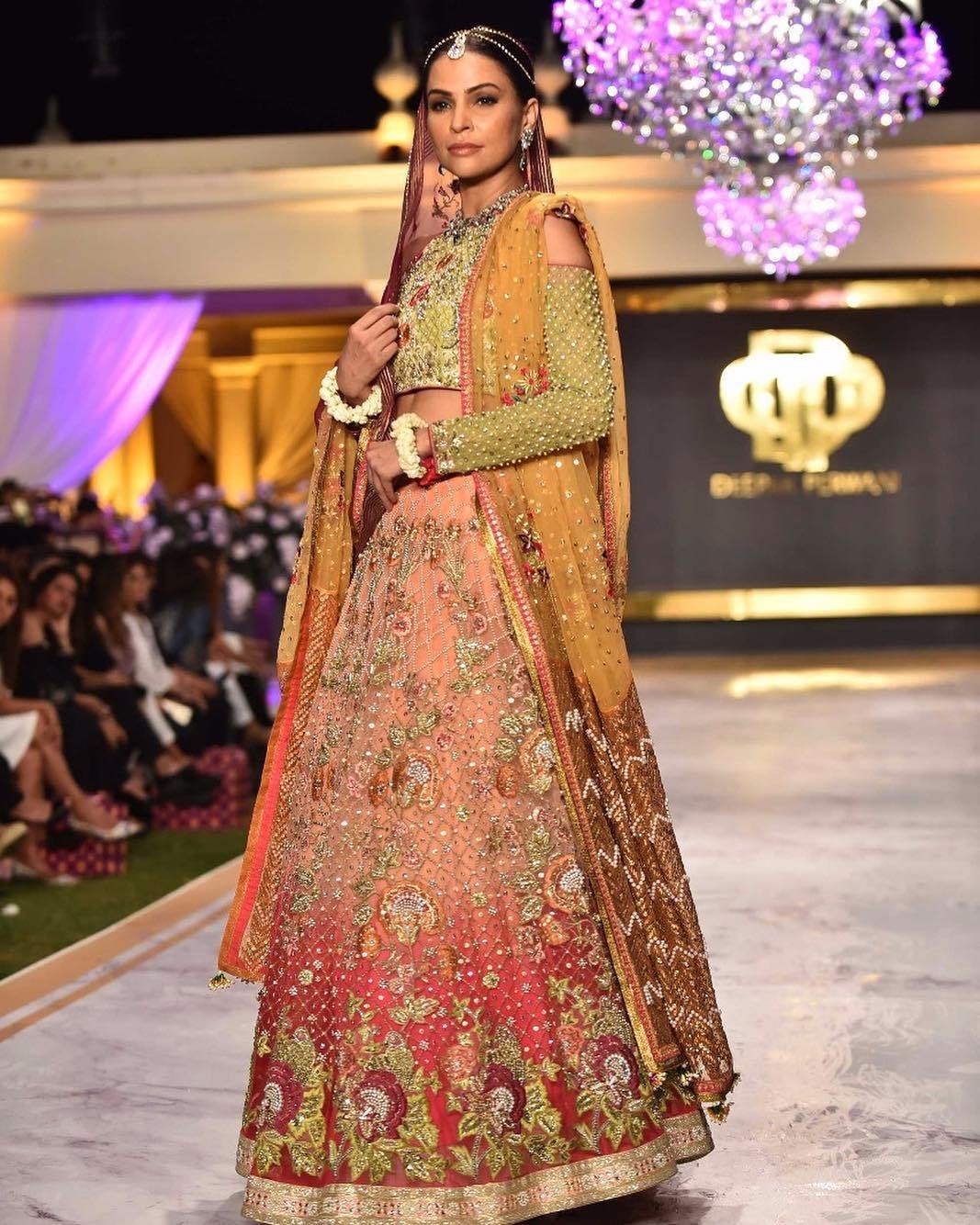 دیدہ زیب ملبوسات میں ماڈلز کی ریمپ پر واک&mdash;فوٹو : انسٹاگرام