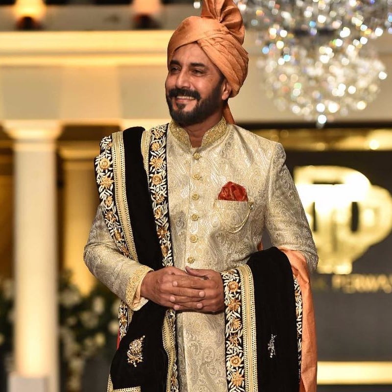 اداکار عدنان صدیقی نے بھی فیشن ویک پاکستان میں ماڈلنگ کی&mdash;فوٹو : انسٹاگرام