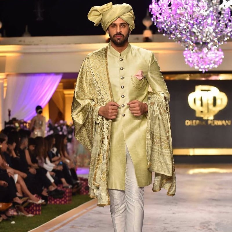 دھانیاں کلیکشن میں ملبوس اداکاروں اور ماڈلز کی ریمپ پر واک &mdash;فوٹو : انسٹاگرام