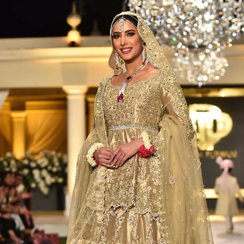 اداکارہ مہوش حیات نے دلہن کے لباس میں ریمپ پر واک کی &mdash;فوٹو : انسٹاگرام