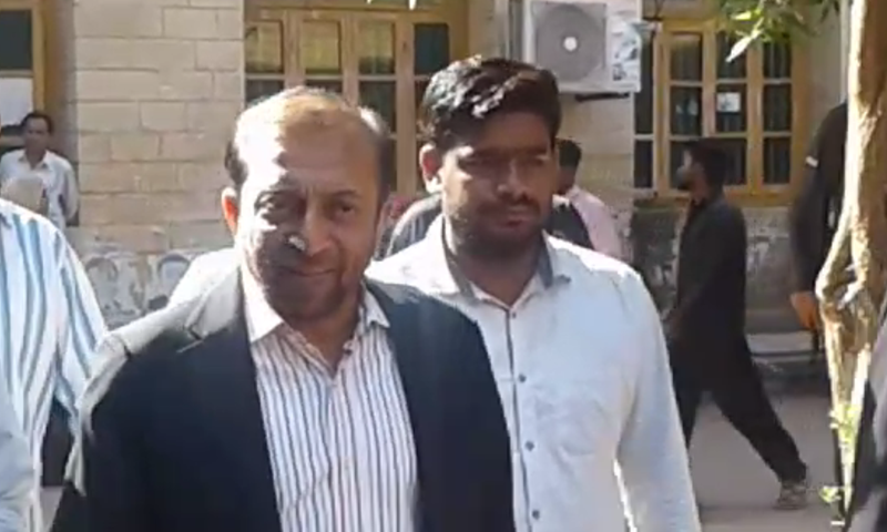 MQM leader Farooq Sattar outside Karachi's city courts. ─ DawnNewsTV