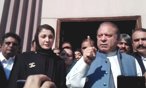 Maryam Nawaz and Nawaz Sharif speaking to the press outside the accountability court in Islamabad. ─ DawnNewsTV