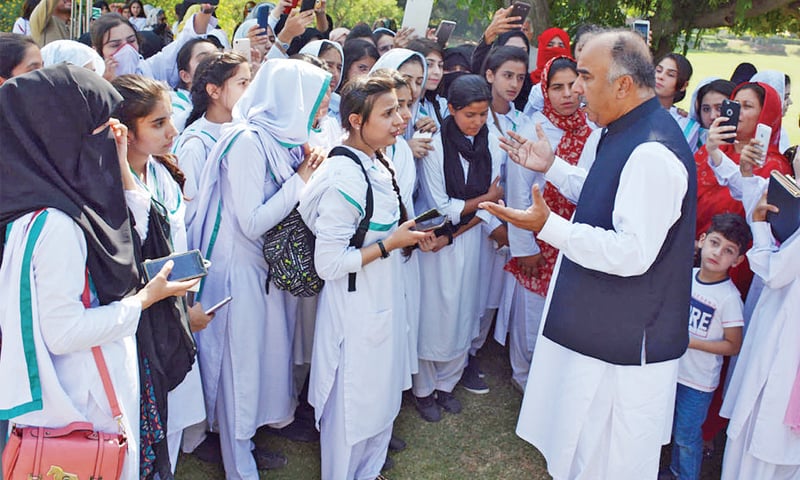 Shah Farman talks to students at the Governor&rsquo;s House, Peshawar. &mdash; Dawn