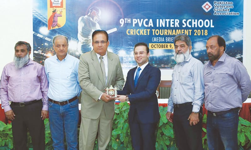 KARACHI: PVCA chairman Fawad Ijaz Khan presents a memento to Shahzain Munir. Also seen from left are Alamgir Ahmed, Nadeem Omar, Ejaz Faqih and Amjad Islam.
