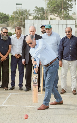 KARACHI: KCCA president Nadeem Omar inaugurates the Zone I Challenge Cup at the State Bank Sports Complex. Also seen are former Test cricketers Rashid Khan and Jalaluddin along with ex-KCCA president Prof Ejaz Ahmed Faruqi and Waqar Hussain.