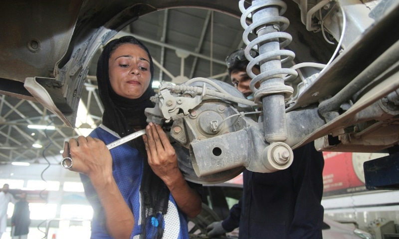 عظمیٰ نے  مکینکل انجینئرنگ کی تعلیم حاصل کی اور ورکشاپ پر ملازمت بھی کررہی ہیں&mdash;فوٹو اے ایف پی