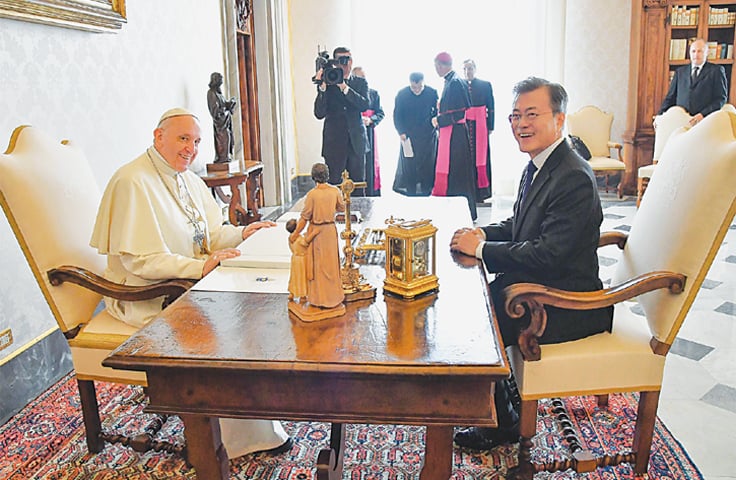 VATICAN CITY: Pope Francis (left) meets South Korean President Moon Jae-in during a private audience on Thursday.—AFP