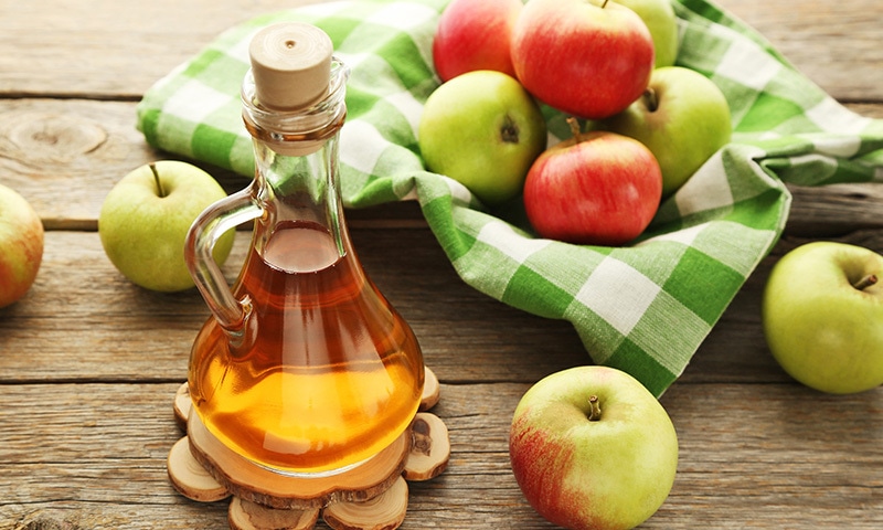سیب کا سرکہ صحت کے لیے کئی فوائد کا حامل ہے—فوٹو شٹر اسٹاک