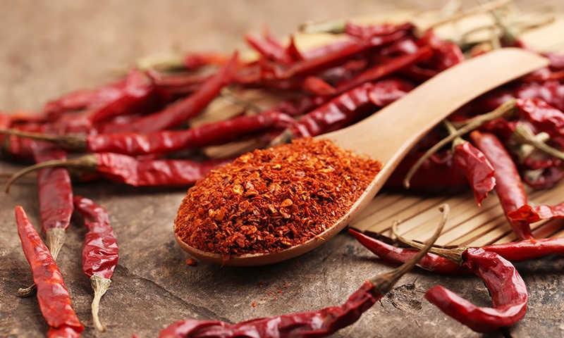 سرخ مرچ صرف کھانے میں ذائقہ کے لیے نہیں بلکہ صحت کے لیے بھی متعدد فوائد کی حامل ہے—فوٹو: شٹر اسٹاک