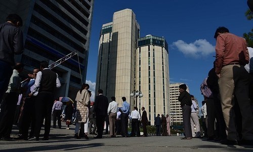 People vacate buildings to wait out the quake episode. —File photo