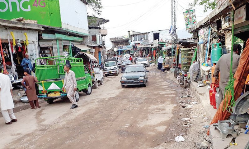 Vehicles ply on the incomplete Lower Topa-Kohala Road. &mdash; Dawn