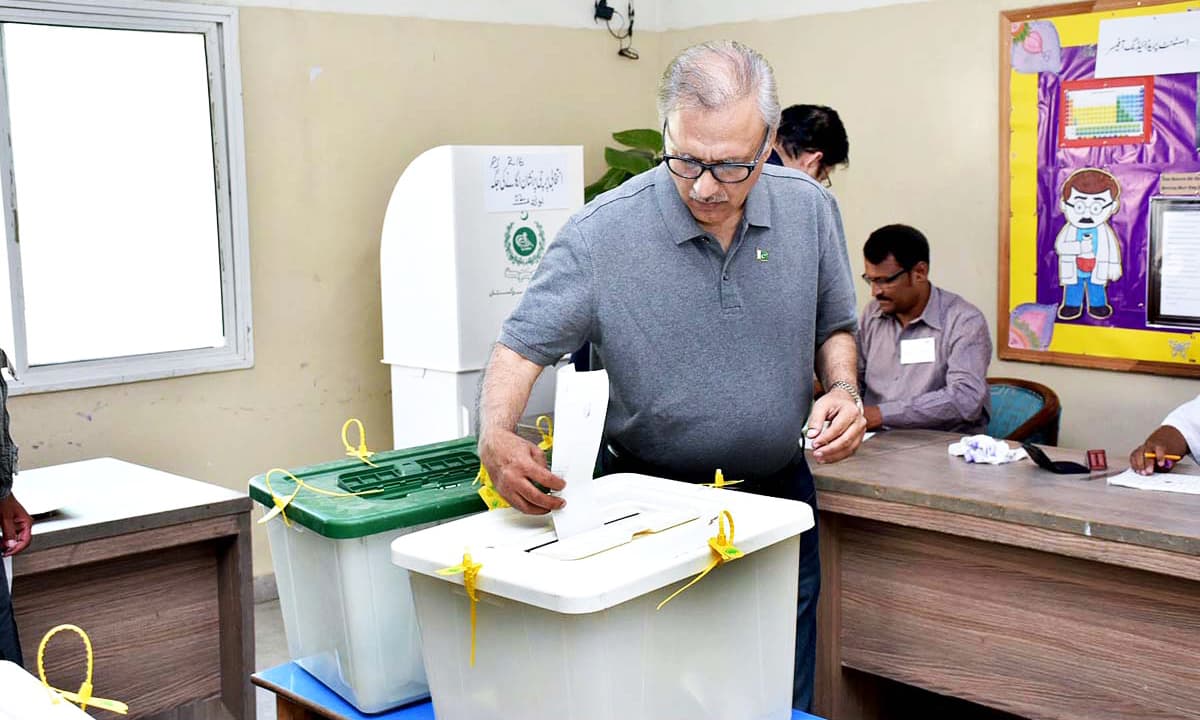 President Arif Alvi casts his vote.— APP