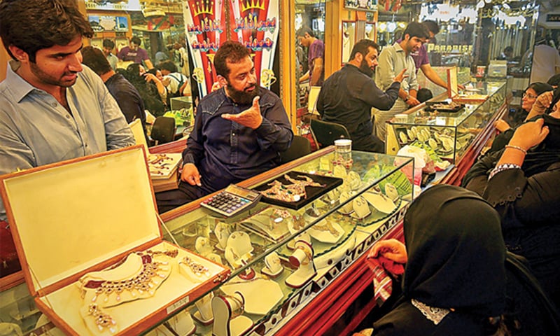 Local markets await seasonal effect to kick in as gold prices decline despite rising trend on international markets.