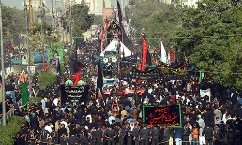 کراچی میں ایم اے  جناح روڈ پر نکالے گئے جلوس کی ایک جھلک &mdash; فوٹو : آن لائن